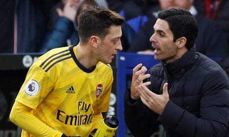 Premier League - Crystal Palace v Arsenal<br>Soccer Football - Premier League - Crystal Palace v Arsenal - Selhurst Park, London, Britain - January 11, 2020  Arsenal manager Mikel Arteta gives instructions to Mesut Ozil   Action Images via Reuters/John Sibley  EDITORIAL USE ONLY. No use with unauthorized audio, video, data, fixture lists, club/league logos or "live" services. Online in-match use limited to 75 images, no video emulation. No use in betting, games or single club/league/player publications.  Please contact your account representative for further details.