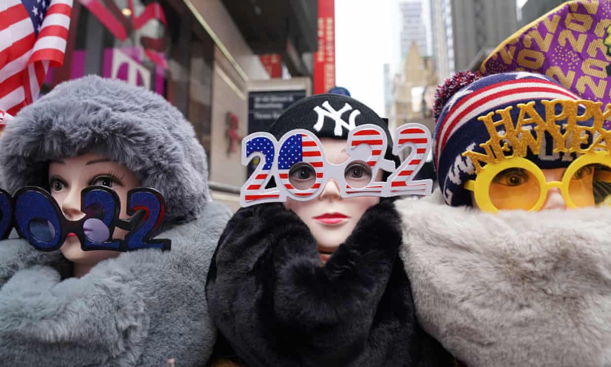 US cities scale back New Year’s Eve events and urge people to scrap parties (theguardian.com)