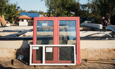 نافذة وردية معاد تدويرها مستندة على الحائط