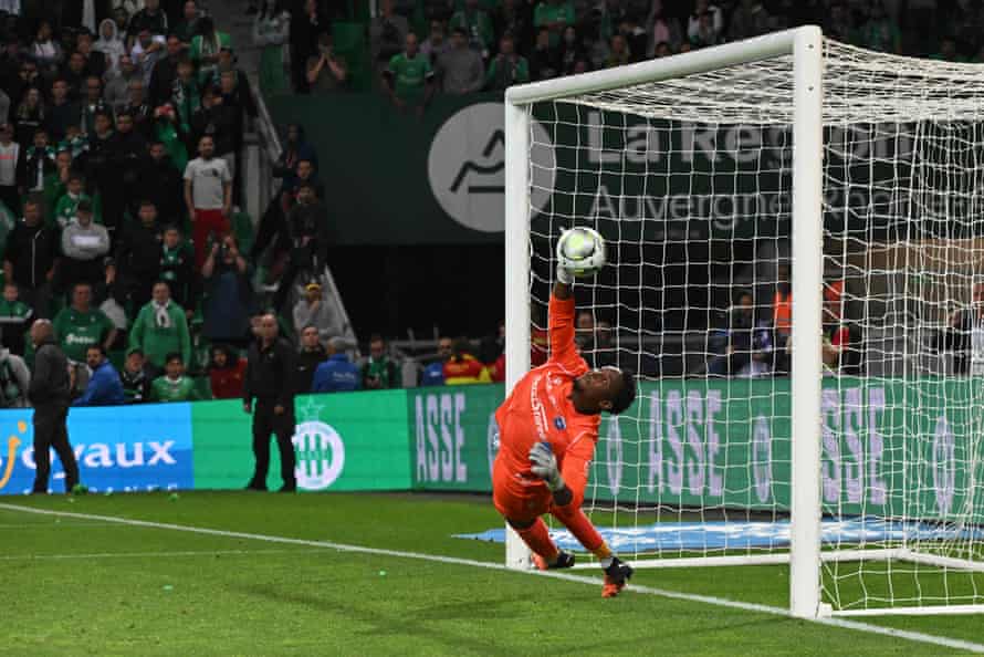 Auxerre goalkeeper Donovan Léon makes an important save in the penalty shootout.