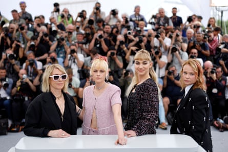 Kristin Stewart in pink standing alongside on Kim Gordon, Imogen Poots and Thora Birch, all in black