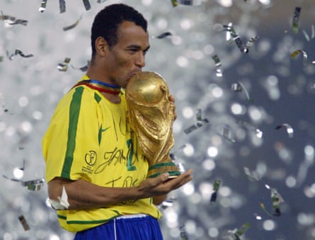 Le capitaine brésilien Cafu embrasse le trophée de la Coupe du monde en 2002.