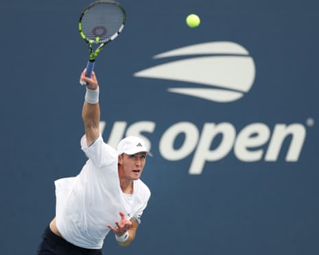 Jan Choinski serves to Botic van de Zandschulp.