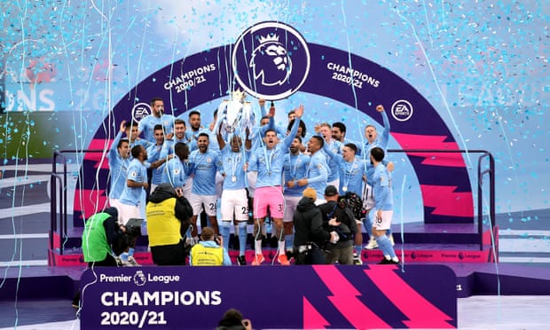 Manchester City lift the Premier League title