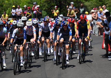 Puck Pieterse and the peloton in action