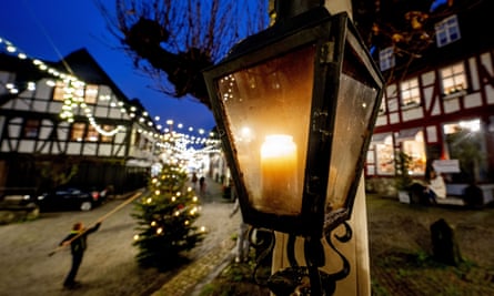 Eine Kerze brennt neben einem kleinen Weihnachtsbaum in Königstein bei Frankfurt.