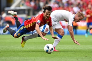 Silva taken down by Limbersky.