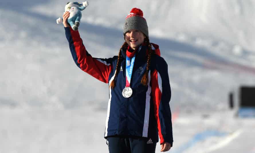 Peraih medali perak Kirsty Muir dari Inggris Raya berpose untuk foto selama upacara medali di udara besar freeski wanita ski gaya bebas di Olimpiade Pemuda Musim Dingin Lausanne 2020