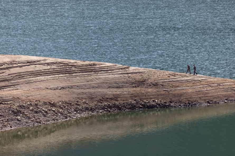 Los cazadores caminan sobre una berma rocosa cerca del embalse Palisades casi vacío el 23 de septiembre cerca de Irwin, Idaho.