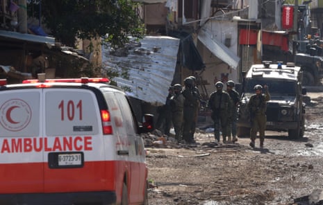 Soldados israelíes detienen una ambulancia de la Sociedad de la Media Luna Roja Palestina mientras bloquean el acceso al campo de refugiados de Tulkarm durante una operación del ejército en la Cisjordania ocupada.