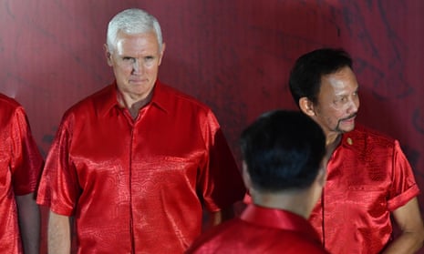 Mike Pence at the Apec summit in Papua New Guinea, with Xi Jinping passing by in the foreground.
