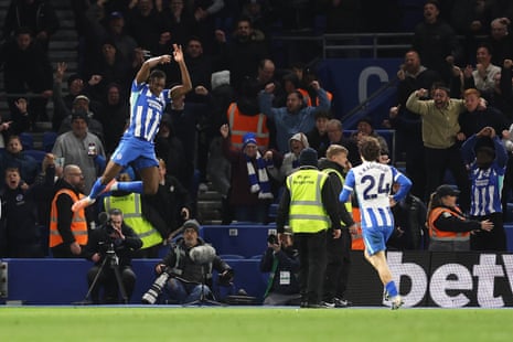 Дэнни Уэлбек празднует забитый третий гол Брайтона.