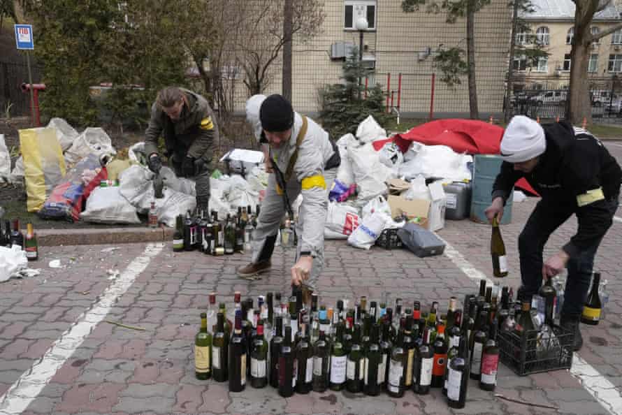 Ukrainians preparing molotov cocktails in a yard in Kyiv.
