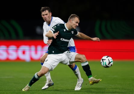 Pascal Gross up against Jablonec's Matej Polidar in the Conference League