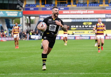 Andy Ackers célèbre le quatrième essai de Salford contre Huddersfield en séries éliminatoires de la Super League