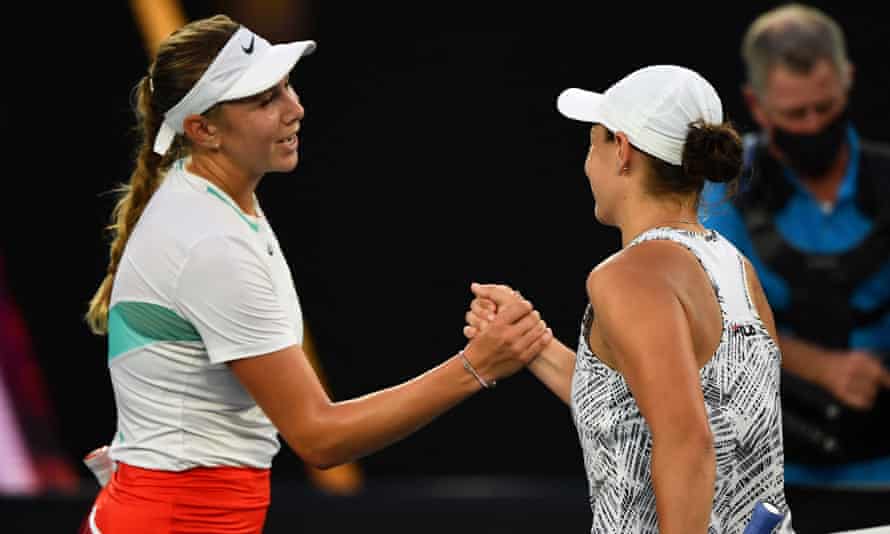 Amanda Anisimova serre la main d'Ash Barty.