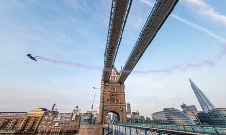 Skydivers fly through London's Tower Bridge – video