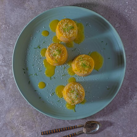 Gâteaux vapeur à la mangue et à la noix de coco.