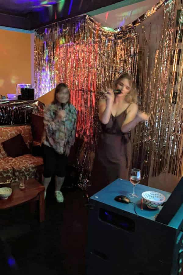 Elle Hunt's first karaoke since coronavirus began.