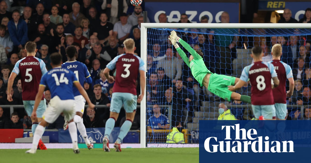 Andros Townsend screamer helps Everton to comeback win over Burnley