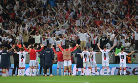 اللاعبون الجورجيون يحيون جماهيرهم خلال مباراة المجموعة الأولى في تصفيات بطولة أمم أوروبا 2024 بين جورجيا والنرويج في مارس 2023