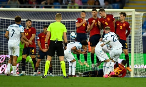 Cole Palmer dari Inggris menembak untuk mencetak gol pertama timnya