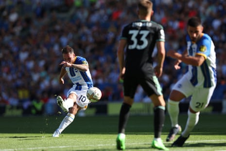 Brighton's Argentinian midfielder Alexis Mac Allister scores a free kick.