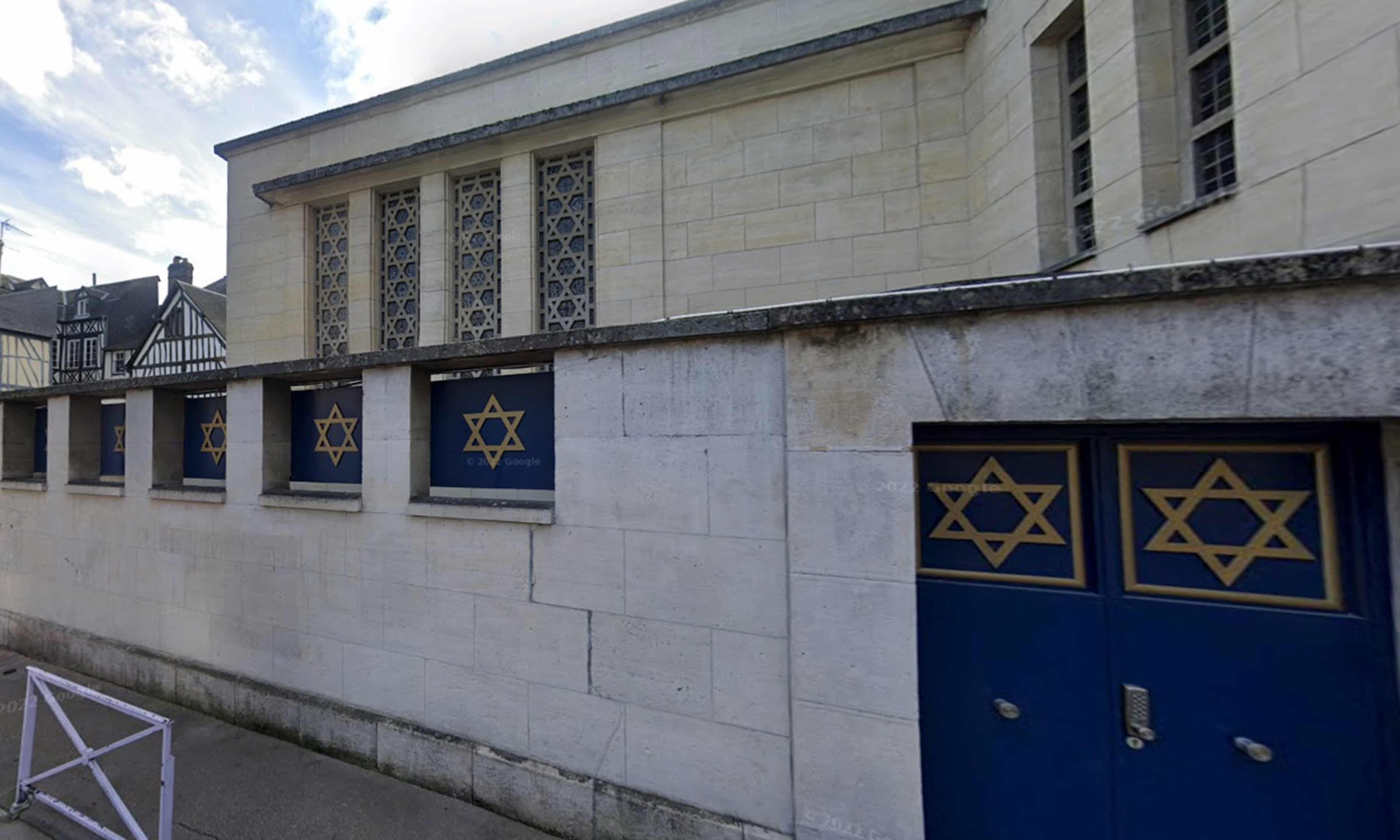 French police shoot dead armed man who wanted to burn down synagogue (theguardian.com)