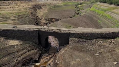 فیلم پهپادی سطح بسیار پایین مخازن آب در انگلستان را نشان میدهد - ویدئو