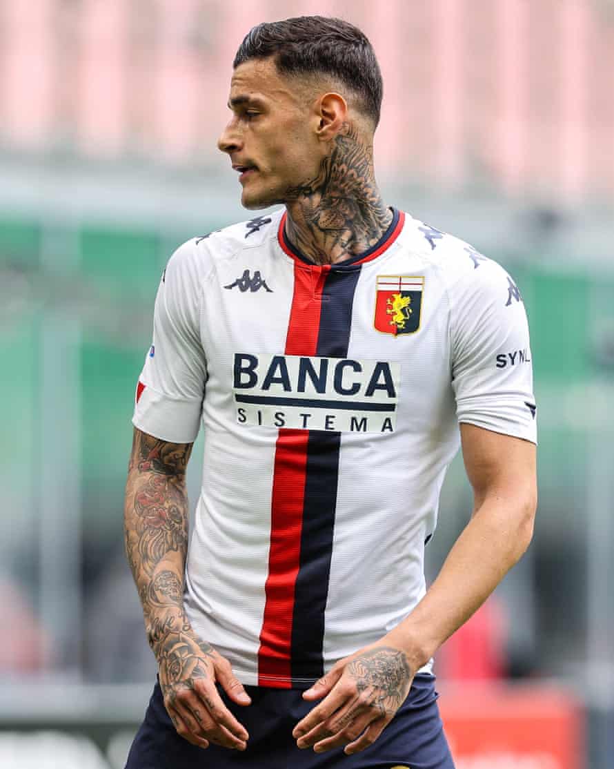 Gianluca Scamacca jouant pour Gênes la saison dernière, avec l'un de ses tatouages ​​​​exposés