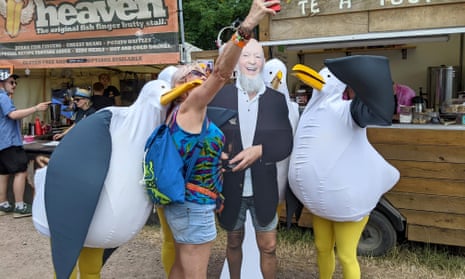 Glastonbury 2023 – follow Friday’s action live! | Glastonbury 2023 18 These seagulls, assumedly waiting for their fish-finger sandwich, were very noisy in showing their appreciation for “Michael Davis”. Don’t envy her for having to tote him around all day – though I guess he provides some shade?