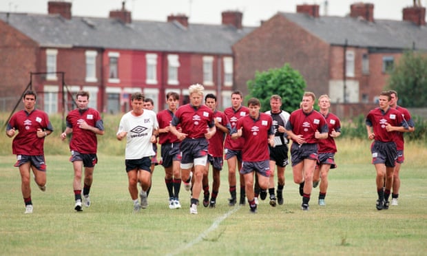 Manchester United players, including Gary Neville and David Beckham, at the Cliff in 1995