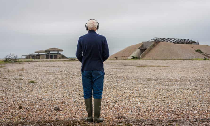 Un visitante que experimenta el paseo sonoro de Ilya Kaminsky, Veo un silencio (2021) en Orford Ness, Suffolk.