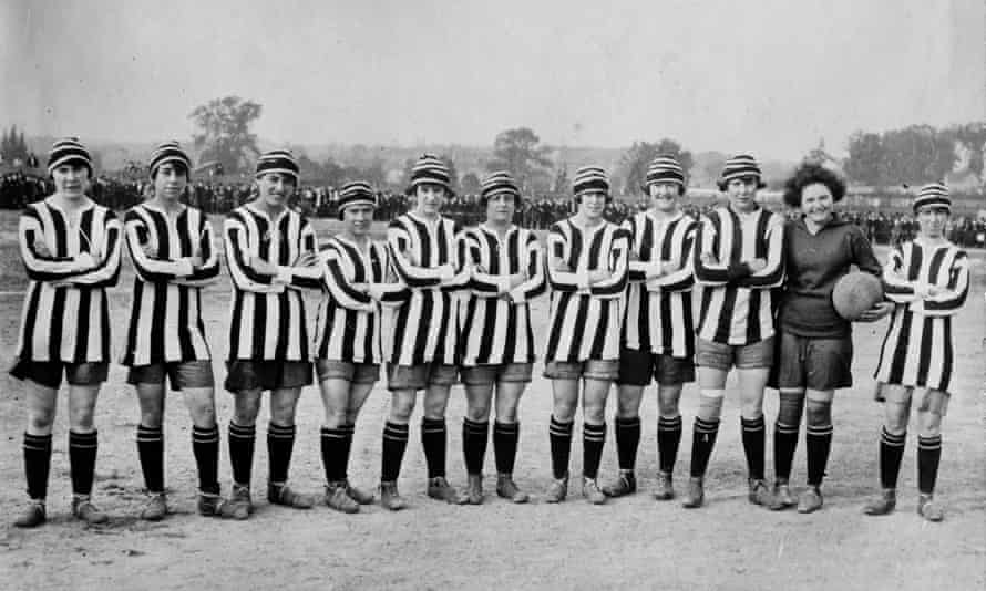 Dick, Kerr Ladies FC, before the game on Rhode Island in 1922 during a North American tour.