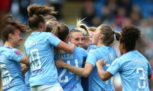 Caroline Weir, del Manchester City, es acosada por sus compañeros de equipo después de anotar al ganador en el derbi contra el United