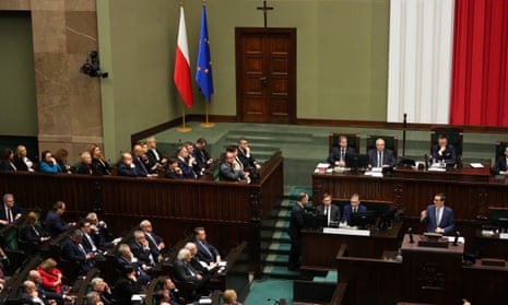 El primer ministro polaco, Mateusz Morawiecki, habla el día en que presenta el programa de su gobierno y solicita al parlamento un voto de confianza en el Parlamento en Varsovia, Polonia, el 11 de diciembre de 2023.