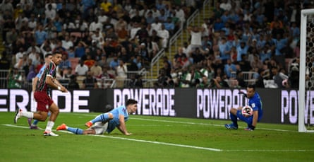 Julián Álvarez puts City in conytrol inside the first minute.