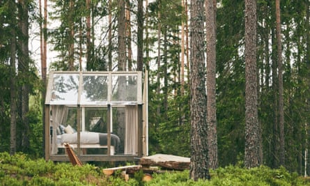 In a wooded environment sits an off-grid glass cabin, part of the Erikson Cottage family farm two hours from Gothenburg.