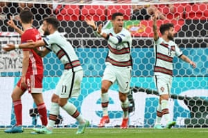 Bruno Fernandes and Cristiano Ronaldo appeal for handball.