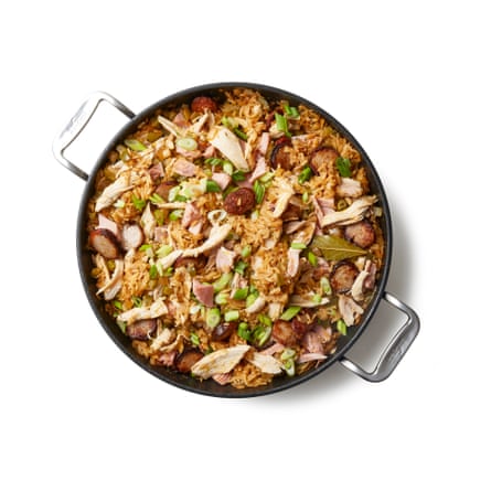 Le jambalaya de Felicity Cloake. Effilochez la dinde et coupez le jambon en bouchées. Une fois que le riz est prêt et que vous travaillez rapidement pour garder autant de vapeur que possible dans la casserole, ajoutez-les, ainsi que toute saucisse hachée, à la casserole. Tourner une fois pour répartir, puis remettre le couvercle et laisser reposer hors du feu pendant 10 minutes.
