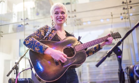 'Electrifying' : Lillie Mae avec sa guitare sur scène.