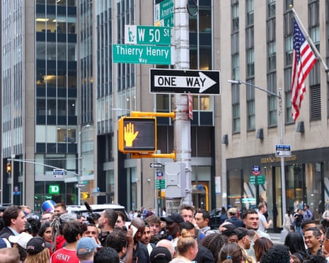 تم كشف النقاب عن تييري هنري واي بجوار Radio City Hall في مدينة نيويورك.