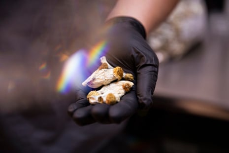Ambiente di laboratorio di ricerca di sperimentazione clinica con scienziati che conducono ricerca medica