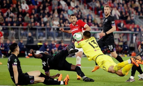 Nayef Aguerd dari West Ham United FC, Kurt Zouma dari West Ham United FC, Vangelis Pavlidis dari AZ Alkmaar, Alphonse Areola dari West Ham United FC, Tomas Soucek dari West Ham United FC selama pertandingan Conference League antara AZ Alkmaar v West Ham United.