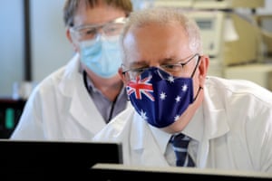 Scott Morrison se reĂşne con el personal de CSL que trabaja en la vacuna Covid AstraZeneca durante un recorrido por las instalaciones de la compañĂa en Melbourne el 26 de marzo.