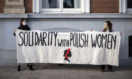 زنان هلندی حمایت خود را در نزدیکی سفارت لهستان در لاهه نشان می دهند