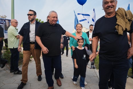 Gadi Eisenkot visits a polling station in Ofakim.