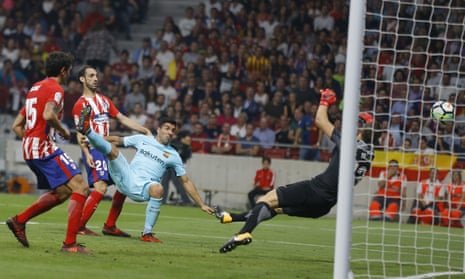 Luis Suárez escapes the clutches of the Atlético Madrid defence to head past Jan Oblak and salvage a draw for Barcelona.