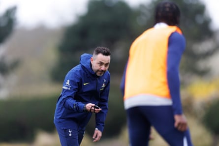 Roberto De Zerbi taking Spurs training