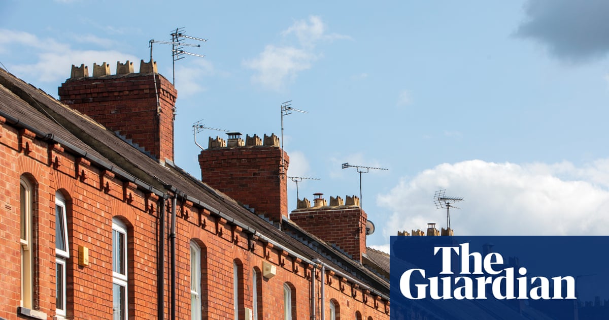 Cutting home insulation funding will imperil UK’s climate goals, Reeves told
